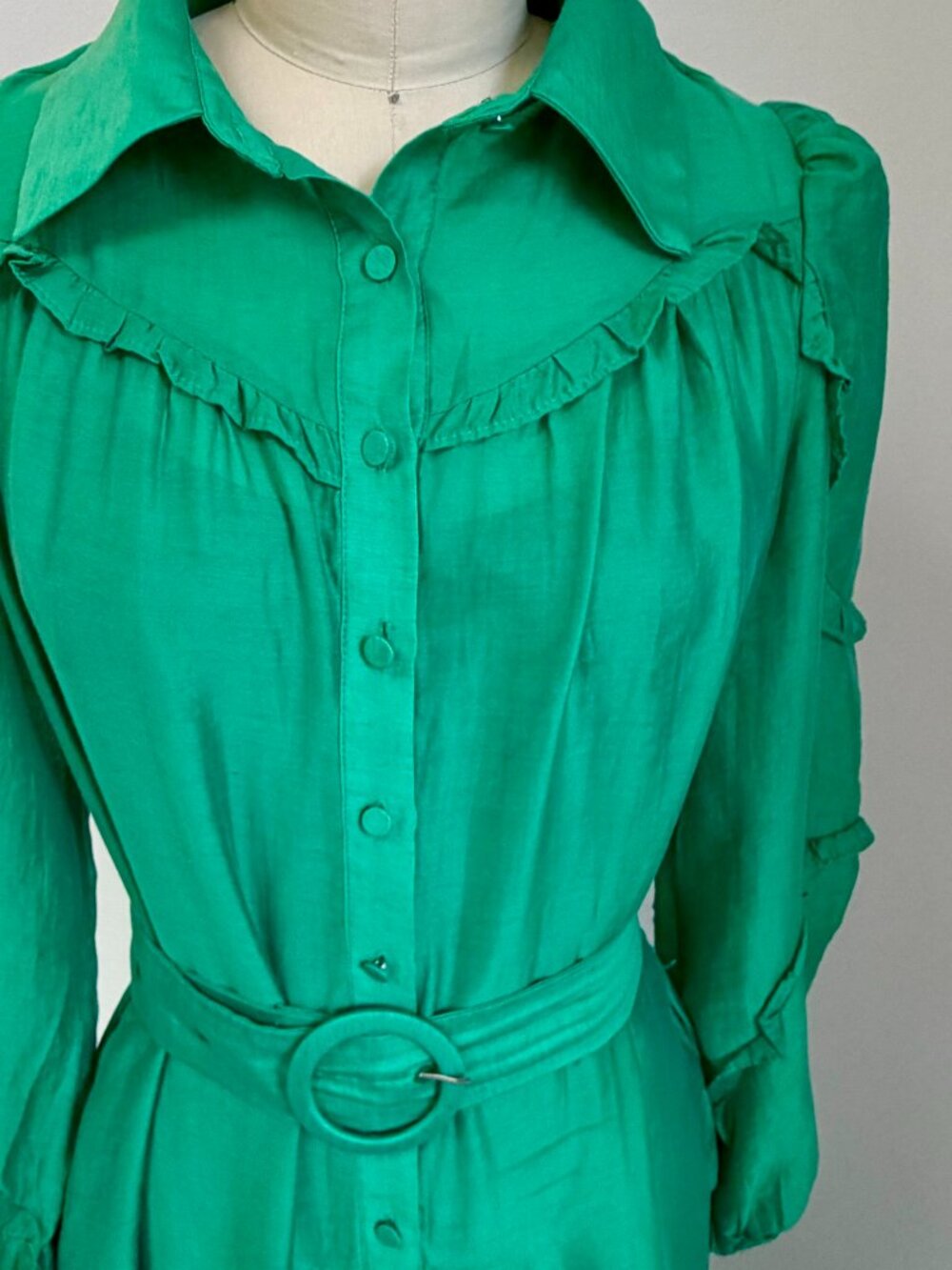 MELLODAY  ruffle belted long sleeve maxi shirtdress in green- size small